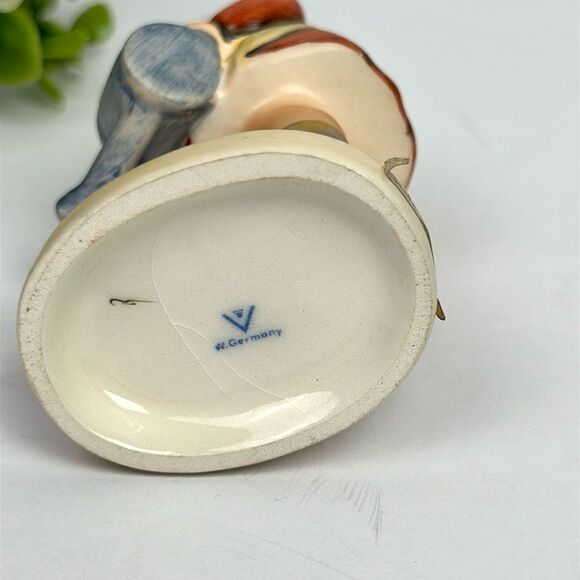 Goebel Hummel “Little Gardener"
Girl with Watering Can Figurine Vtg W. Germany - Picture 8 of 9